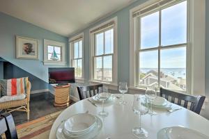 Near Whalers Wharf! Provincetown Penthouse Apt