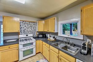 New Bern Home w Yard, Grill + Walkable Location
