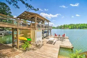 Lake Martin Cabin with Luxury Dock and Kayaks! - 亚历山大城