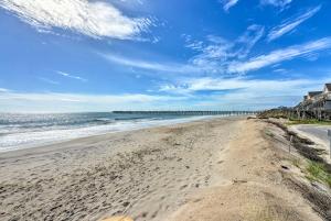 Airy Oceanfront Condo Beach Views and Pool Access!