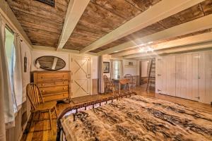Remote 1901 Studio Cabin with Loft - Pets Allowed!