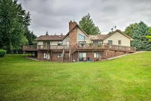 Large Family Home with Deck and Yard on Lake Huron - Deckerville