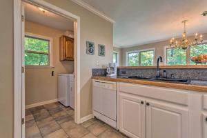 9 Mi to Hot Springs Lake Catherine Home with Dock