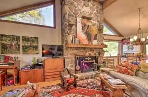 Riverfront Getaway with Treehouse, Fire Pit and Deck! - Imboden