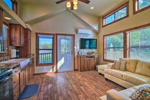 Fredericksburg Cottage about 1 Mile to Main Street!