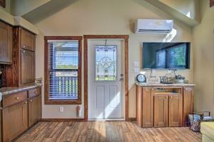 Fredericksburg Cottage about 1 Mile to Main Street!