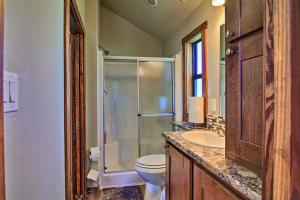 Fredericksburg Cottage about 1 Mile to Main Street!