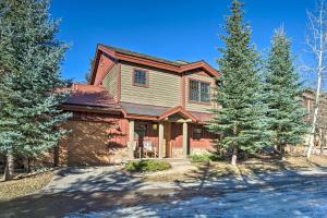 Holiday Home room in Dreamy Mtn Retreat with Hot Tub 3 Mi to Ski Resorts