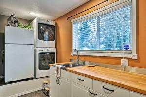 Cute and Cozy PDX Area Townhouse 31 Mi to Mt Hood!