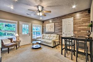 Cute and Cozy PDX Area Townhouse 31 Mi to Mt Hood!