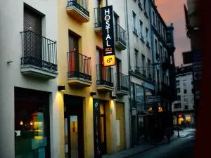 Hostal Bajo La Muralla - Entrala