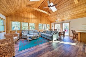 Bright Southern Shores Family Home Less Than 1 Mi to Beach