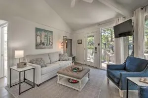 Walk to Harbour Town Airy Treehouse with Bikes - Bluffton