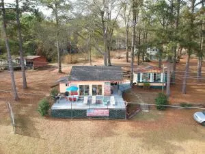 Lakeside Pleasure Island Cabin with Deck and Gas Grill - Farmerville