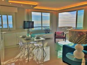 FABULOUS APARTMENT IN FRONT OF SEA & MARINA WITH INCREDIBLE VIEWS