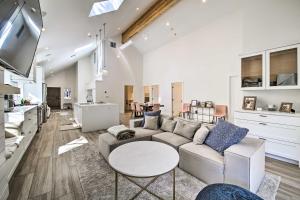 Half-Mi to Big Bear Lake Modern Home with Deck