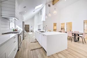 Half-Mi to Big Bear Lake Modern Home with Deck