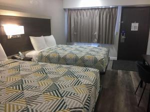 Queen Room - Disability Access - Non-Smoking room in Motel 6-Burnsville MN