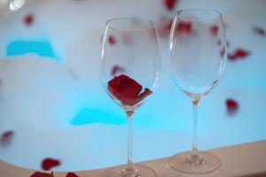 Deluxe Jacuzzi Apartment by LIUKSAI