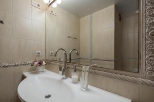 Deluxe Jacuzzi Apartment by LIUKSAI