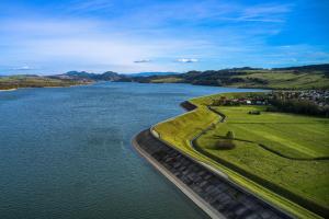 DOM NAD JEZIOREM HUBKA przy ścieżce rowerowej Velo Dunajec i Velo Czorsztyn