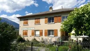 拉图尔营地旅馆 - 埃姆布能