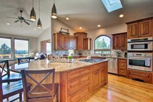 Grand Cabin with Hot Tub and Views - 3 Miles to Hiking