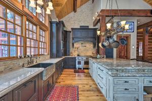 Stunning Ski-InandSki-Out Mtn Retreat in Telluride!