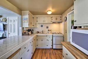 Tropical Island Escape with Deck, Walk to Avalon Bay