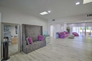 Modern Home on Golf Course with Putting Green!