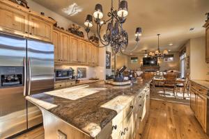 Sugar Bear Lodge with Game Room - 5 Mi to Village!