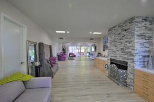 Modern Home on Golf Course with Putting Green!