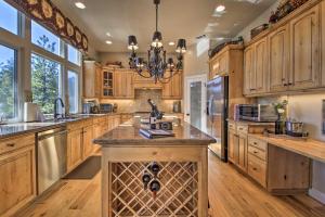 Sugar Bear Lodge with Game Room - 5 Mi to Village!