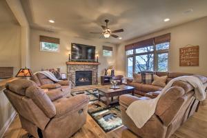 Holiday Home room in Sugar Bear Lodge with Game Room - 5 Mi to Village!