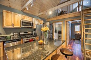 Newly Built Cabin with Hot Tub - 16 Mi to Stowe Mtn!