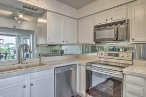 Airy Destin Condo with Pool - Walk to Private Beach!