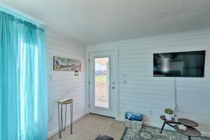Less Than 1 Mi to Surfside Beach Open-Concept Cottage