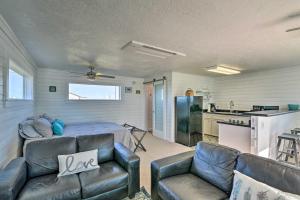 Less Than 1 Mi to Surfside Beach Open-Concept Cottage