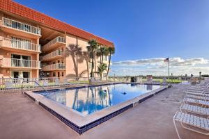 Sunny Cocoa Beach Condo with Balcony and Pool Access