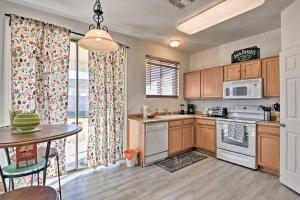 Pet-Friendly Retreat about 6 Mi to Downtown Phoenix!