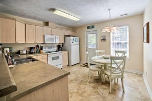 Oak Island Cottage - Walk to Beach and Intracoastal!