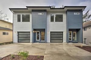 Depoe Bay Townhome w Deck & Stunning Ocean Views!