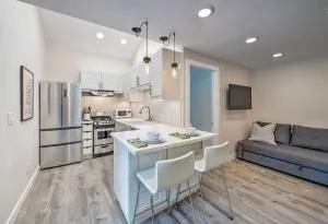 Sleek Modern Home with Patio, 8 Mi to Dtwn Seattle! - Lake Forest Park