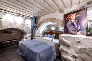 UNESCO Hidden Arches – Restored 3 Bedroom Apartment in the Historic Pilies St.