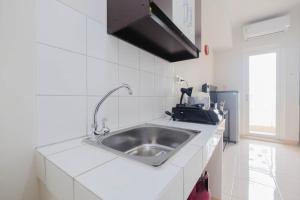 Stylish and Posh Studio Springlake Summarecon Bekasi Apartment By Travelio