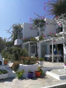 Vrohaki Studios & Rooms