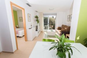 Family Apartment with Terrace (2 Adults + 2 Children) room in Apartamentos El Palmeral de Madaria