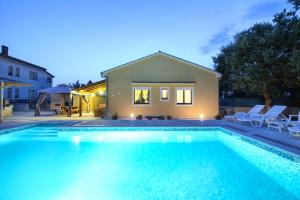 Cozy villa Green with private pool near Pula