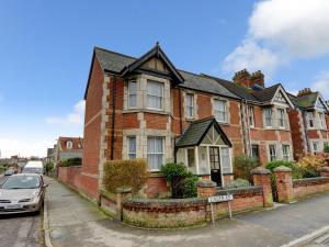 Modern Holiday Home in Swanage with Garden