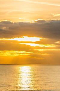 Seafront Apartment with Garden
